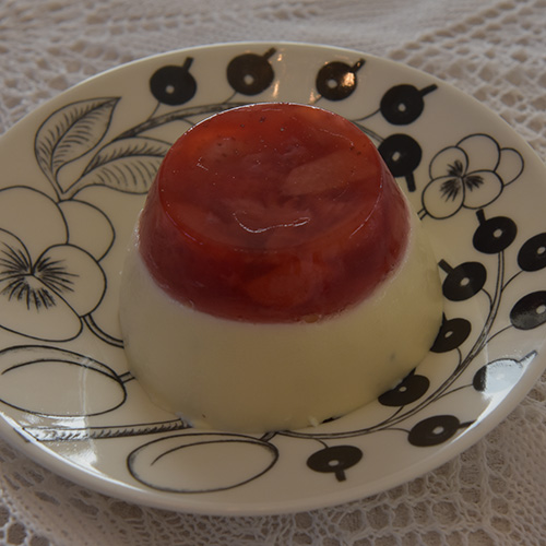 Hvit sjokoladepannacotta med jordbærgele Hvit sjokolade pannecotta Ingredienser: 3 plater Gelatin 2 ½ dl Melk 2 ½ dl Fløte 1 ss Vaniljesukker 150 g Hvit kokesjokolade Bringebær (ferske) Jordbærgele: Ingredienser: 2 plater Gelatin 150 g Jordbær 1 dl Vann 30 g Sukker