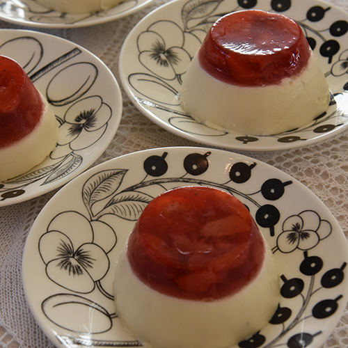 Hvit sjokoladepannacotta med jordbærgele Hvit sjokolade pannecotta Ingredienser: 3 plater Gelatin 2 ½ dl Melk 2 ½ dl Fløte 1 ss Vaniljesukker 150 g Hvit kokesjokolade Bringebær (ferske) Jordbærgele: Ingredienser: 2 plater Gelatin 150 g Jordbær 1 dl Vann 30 g Sukker