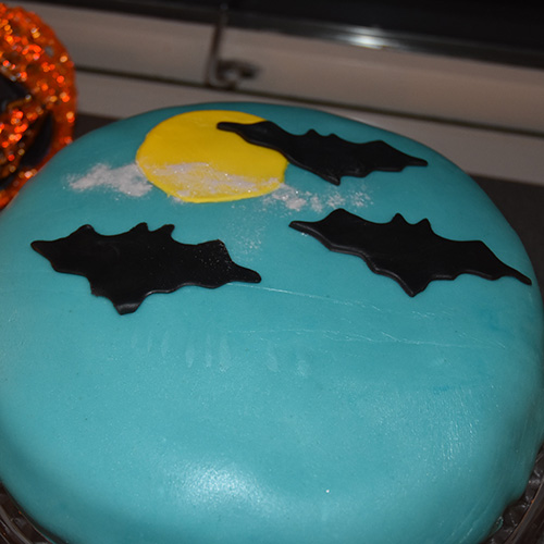 Flaggermuskake: Bunn (Favorittkake): 2 Egg 180 g Sukker 125 g Hvetemel 1 ½ ts Bakepulver 2 ts Vaniljesukker 1 dl Kokende vann Fyll: Vaniljekrem Kremfløte Bringebærsyltetøy PYNT: Marsipan Koditorfarge og - glitter