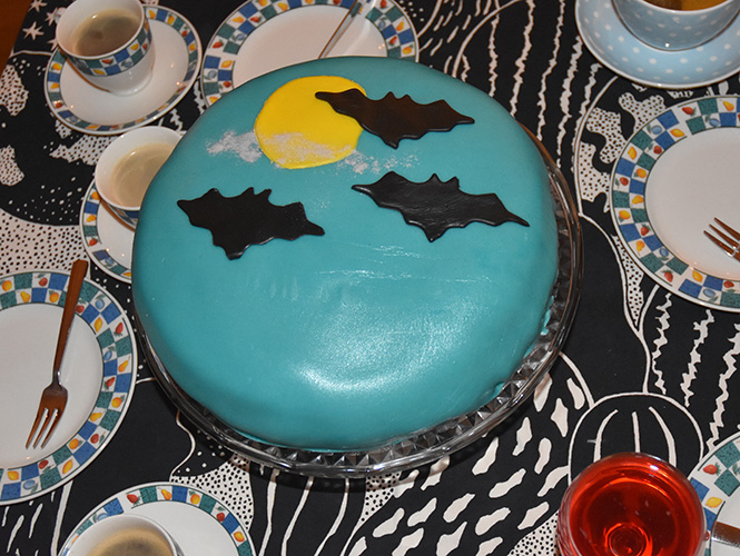 Flaggermuskake: Bunn (Favorittkake): 2 Egg 180 g Sukker 125 g Hvetemel 1 ½ ts Bakepulver 2 ts Vaniljesukker 1 dl Kokende vann Fyll: Vaniljekrem Kremfløte Bringebærsyltetøy PYNT: Marsipan Koditorfarge og - glitter