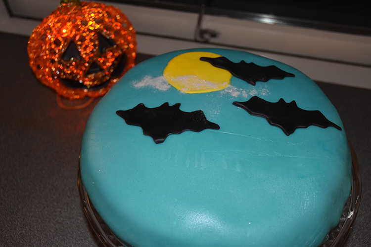 Flaggermuskake: Bunn (Favorittkake): 2 Egg 180 g Sukker 125 g Hvetemel 1 ½ ts Bakepulver 2 ts Vaniljesukker 1 dl Kokende vann Fyll: Vaniljekrem Kremfløte Bringebærsyltetøy PYNT: Marsipan Koditorfarge og - glitter