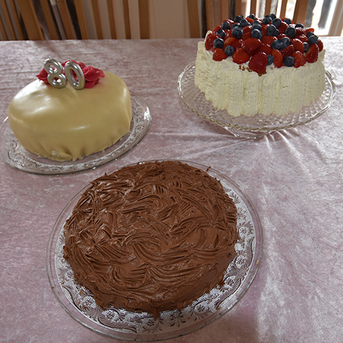 Tante Ingrids Sjokoladekake Ingredienser: Bunn: 125 g Smør 250 g Sukker 2 Egg 4 ts Bakepulver 1 ss Kakao 300 g Hvetemel Fyll & Topping: 4 ss Smør 300 g Melis 1 ss Kakao 1 ts Vaniljesukker 3 ss Kaffe (sterk)