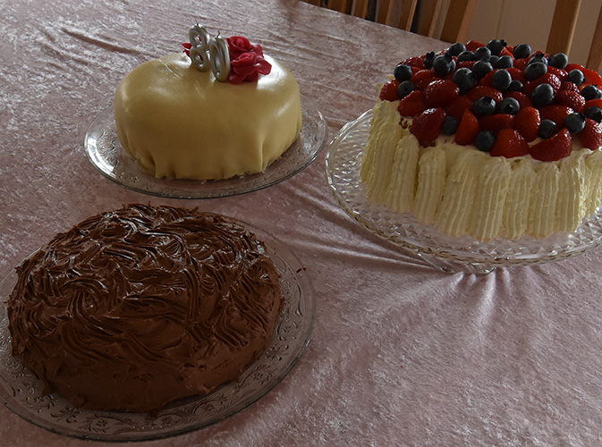 Tante Ingrids Sjokoladekake Ingredienser: Bunn: 125 g Smør 250 g Sukker 2 Egg 4 ts Bakepulver 1 ss Kakao 300 g Hvetemel Fyll & Topping: 4 ss Smør 300 g Melis 1 ss Kakao 1 ts Vaniljesukker 3 ss Kaffe (sterk)