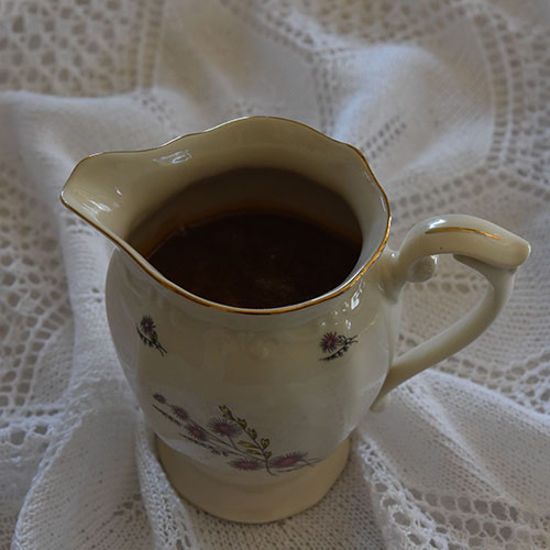 Karamellsaus Ingredienser: 150 g Sukker 40 g Vann 3 dl Kremfløte 1 ts Vaniljesukker Salt