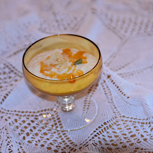 Kheer på Heidis vis Ingredienser 1 l Melk 75 g Ris (langkornet) 1 knivsodd Salt 1 ss Sukker 1 ½ dl Kremfløte Mandelflak Safransaus: 1 ½ dl Vann 125 g Sukker ½ ts Safrantråder ½ ts kardemomme