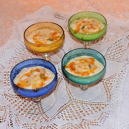 Kheer på Heidis vis Ingredienser 1 l Melk 75 g Ris (langkornet) 1 knivsodd Salt 1 ss Sukker 1 ½ dl Kremfløte Mandelflak Safransaus: 1 ½ dl Vann 125 g Sukker ½ ts Safrantråder ½ ts kardemomme