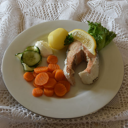 Avkokt laks Ingredienser: 4 skiver Laks à 350 g 3 l Vann 6 ss Salt 15 Pepperkorn (svarte) 4 Laubærblader 1 ss Eddik (7%) 1 Sitron