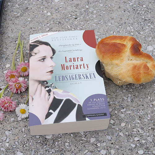 Maoriarty, Laura, (2013) «Ledsagersken», Cappelen Damm, og Franske boller etter oppskrift fra Baker Brun Ingredienser: 3 dl Melk 1 pk Gjær 550 g Hvetemel 75 g Sukker 1 ts Salt 2 Egg 75 g Smør (romtemperert) Egg til pensling Sjokoladefyll 150 g Kokesjokolade (Hvit eller mørk) 1 dl Fløte Chili eller lime www.heidisbobe.no