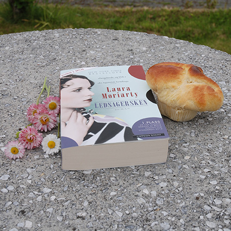 Moriarty, Laura, (2013) «Ledsagersken», Cappelen Damm, og Franske boller etter oppskrift fra Baker Brun Ingredienser: 3 dl Melk 1 pk Gjær 550 g Hvetemel 75 g Sukker 1 ts Salt 2 Egg 75 g Smør (romtemperert) Egg til pensling Sjokoladefyll 150 g Kokesjokolade (Hvit eller mørk) 1 dl Fløte Chili eller lime www.heidisbobe.no