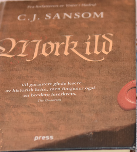 Sansom, C.J. (2009) «Mørk ild». Press