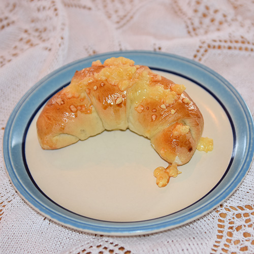 Ostehorn etter oppskrift fra baker brun Ingredienser: 13 dl Hvetemel 1 pk Gjær 2 ss Sukker 1 ts Salt 65 g Margarin 2½ dl Melk 3 dl Vann Egg (sammenvispet) Hvit ost (revet)