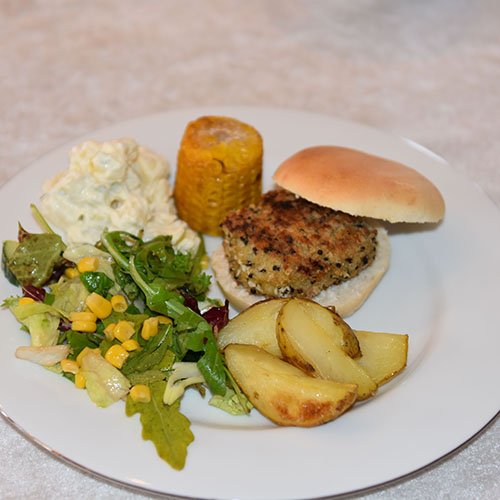 Vegetarburger (Quinoabuger): Ingredienser 1 ½ dl Quinoa 1 Løk 1 ss Olje (raps) 3 Egg 1 dl Strøbrød 2 dl Hvitost (revet) ½ ts Salt ¼ ts Pepper Olje