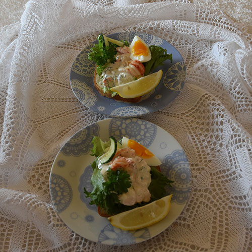 Rekesalat Ingredienser: 2 dl Rømme 2 ss Majones 1 ts Sennep 1½ ts Søt chilisaus 2 ts Sitronskall (finraspet) 200 g Reker (renskede) Salt, pepper