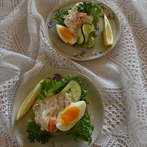 Rekesalat Ingredienser: 2 dl Rømme 2 ss Majones 1 ts Sennep 1½ ts Søt chilisaus 2 ts Sitronskall (finraspet) 200 g Reker (renskede) Salt, pepper