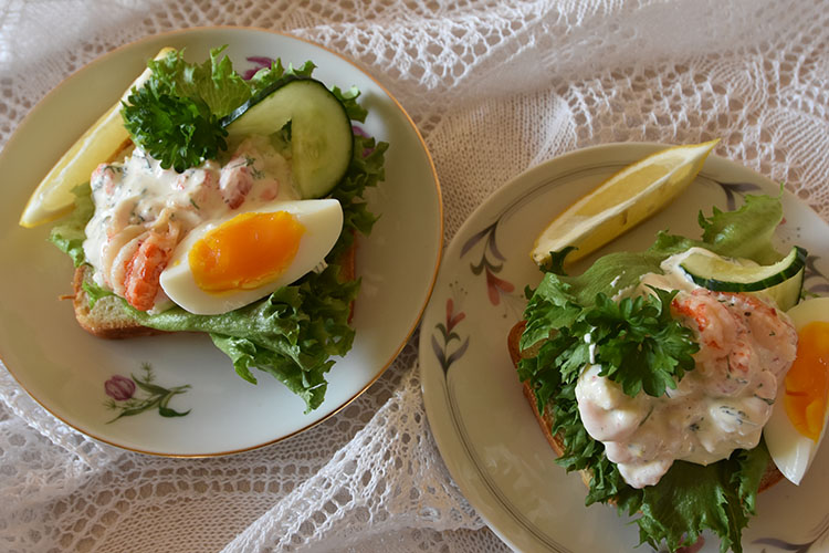 Rekesalat Ingredienser: 2 dl Rømme 2 ss Majones 1 ts Sennep 1½ ts Søt chilisaus 2 ts Sitronskall (finraspet) 200 g Reker (renskede) Salt, pepper
