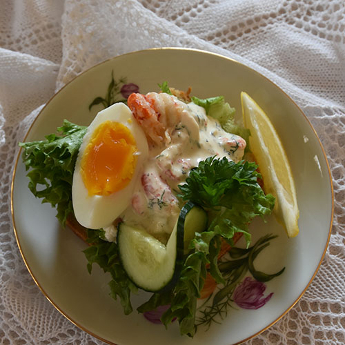 Rekesalat Ingredienser: 2 dl Rømme 2 ss Majones 1 ts Sennep 1½ ts Søt chilisaus 2 ts Sitronskall (finraspet) 200 g Reker (renskede) Salt, pepper