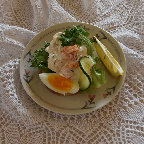 Rekesalat Ingredienser: 2 dl Rømme 2 ss Majones 1 ts Sennep 1½ ts Søt chilisaus 2 ts Sitronskall (finraspet) 200 g Reker (renskede) Salt, pepper