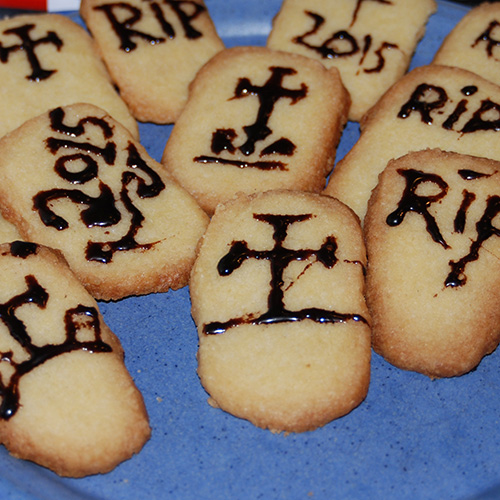 R.I.P-kjekser (Vaniljekjeks) Ingredienser 4 ½ dl Hvetemel 1 dl Sukker 2 ts Vaniljesukker 200 g Margarin (kalde biter)