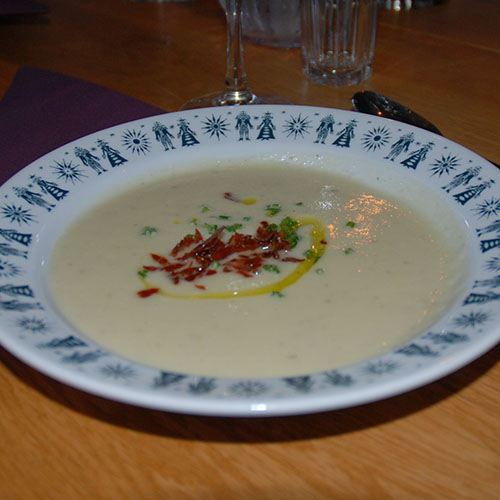 Rondane Høyfjellshotell Rondanevegen 1264, Mysuseter 2674 Otta 61°48'31.3"N 9°40'24.4"E Fjellmeny Forrett Jordskokksuppe med sprøstekt Bjorliskinke og trøffelolje Cream of Jerusalem artichokes with crispy fried local cured ham and truffle oil Sancerre/Hubertus Dovre Hovedrett Stekt reinsdyrfilet fra Jotunheimen, viltsaus, potetgrateng, sauterte babygulrøtter, spinat og sellerirot. Grilled reindeer steak, game sauce, potato gratin, sautéed baby carrots, spinach & celery root. Peñalosa Rødvin (Ribera del Duero) /Hubertus Grøftøl Dessert Sjokoladefondant, mandelsmuler, vaniljeis og bringebærsaus. Chocolate fondant, almond flakes, raspberry coulis and vanilla ice cream.