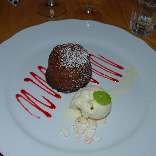 Rondane Høyfjellshotell Rondanevegen 1264, Mysuseter 2674 Otta 61°48'31.3"N 9°40'24.4"E Fjellmeny Forrett Jordskokksuppe med sprøstekt Bjorliskinke og trøffelolje Cream of Jerusalem artichokes with crispy fried local cured ham and truffle oil Sancerre/Hubertus Dovre Hovedrett Stekt reinsdyrfilet fra Jotunheimen, viltsaus, potetgrateng, sauterte babygulrøtter, spinat og sellerirot. Grilled reindeer steak, game sauce, potato gratin, sautéed baby carrots, spinach & celery root. Peñalosa Rødvin (Ribera del Duero) /Hubertus Grøftøl Dessert Sjokoladefondant, mandelsmuler, vaniljeis og bringebærsaus. Chocolate fondant, almond flakes, raspberry coulis and vanilla ice cream.