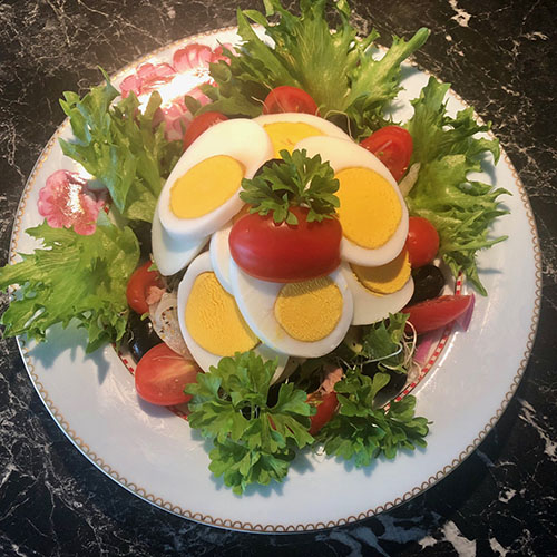 Salat med tunfisk og egg Ingrediensera 1 boks Tunfisk i olje eller vann ½ pose Krispisalat 10 -12 Cherry tomater (eller to store) 1/2 Agurk 1 Rødløk (liten) 2 ss Sitronsaft (presset) 10 -15 Oliven (svarte) 2 Egg (hardkokt) 1 ss olje (oliven) Salt og svart pepper, og Eventuelt grønt til pynt