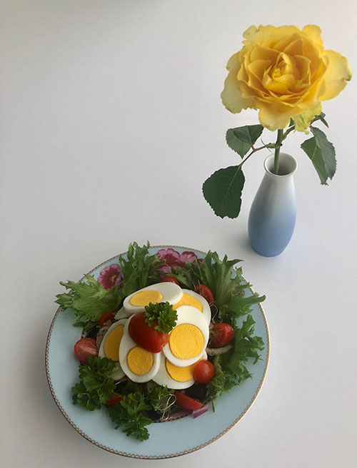 Salat med tunfisk og egg Ingrediensera 1 boks Tunfisk i olje eller vann ½ pose Krispisalat 10 -12 Cherry tomater (eller to store) 1/2 Agurk 1 Rødløk (liten) 2 ss Sitronsaft (presset) 10 -15 Oliven (svarte) 2 Egg (hardkokt) 1 ss olje (oliven) Salt og svart pepper, og Eventuelt grønt til pynt