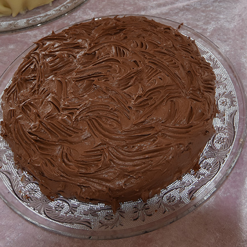 Tante Ingrids Sjokoladekake Ingredienser: Bunn: 125 g Smør 250 g Sukker 2 Egg 4 ts Bakepulver 1 ss Kakao 300 g Hvetemel Fyll & Topping: 4 ss Smør 300 g Melis 1 ss Kakao 1 ts Vaniljesukker 3 ss Kaffe (sterk)