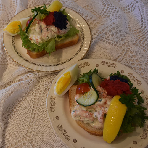 Ingrids Skagensrøre Ingredienser: 2 dl Rømme 2 ss Majones 1 ts Sennep ½ ts Søt chilisaus 2 ss Rødløk (finhakket) 2 ss Dill (finhakket) 2 ts Sitronskall (finraspet) 200 g Reker (renskede) 200 g Krepsehaler (renskede) Salt, pepper 4 Salatblader 4 ts Rogn ½ Sitron