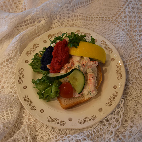 Ingrids Skagensrøre Ingredienser: 2 dl Rømme 2 ss Majones 1 ts Sennep ½ ts Søt chilisaus 2 ss Rødløk (finhakket) 2 ss Dill (finhakket) 2 ts Sitronskall (finraspet) 200 g Reker (renskede) 200 g Krepsehaler (renskede) Salt, pepper 4 Salatblader 4 ts Rogn ½ Sitron