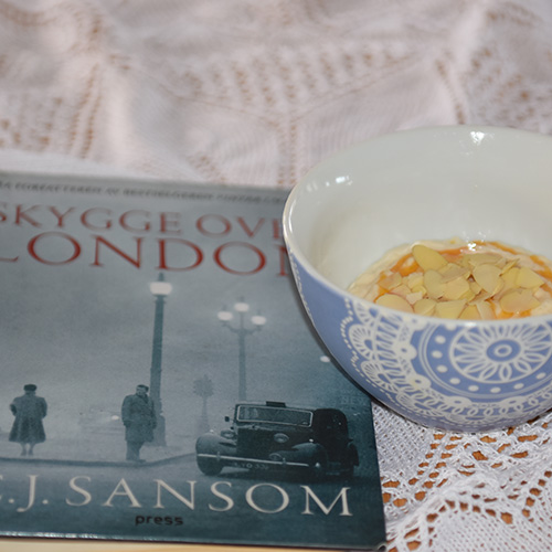Sansom, C.J, (2013) «Skygge over London», Forlaget Press og Kheer på Heidis vis Kheer på Heidis vis Ingredienser 1 l Melk 75 g Ris (langkornet) 1 knivsodd Salt 1 ss Sukker 1 ½ dl Kremfløte Mandelflak Safransaus: 1 ½ dl Vann 125 g Sukker ½ ts Safrantråder ½ ts kardemomme