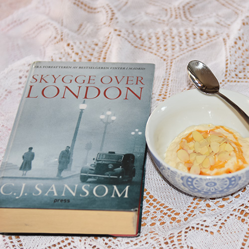 Sansom, C.J, (2013) «Skygge over London», Forlaget Press og Kheer på Heidis vis Kheer på Heidis vis Ingredienser 1 l Melk 75 g Ris (langkornet) 1 knivsodd Salt 1 ss Sukker 1 ½ dl Kremfløte Mandelflak Safransaus: 1 ½ dl Vann 125 g Sukker ½ ts Safrantråder ½ ts kardemomme