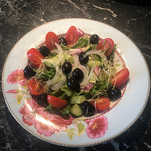 Salat med tunfisk og egg Ingrediensera 1 boks Tunfisk i olje eller vann ½ pose Krispisalat 10 -12 Cherry tomater (eller to store) 1/2 Agurk 1 Rødløk (liten) 2 ss Sitronsaft (presset) 10 -15 Oliven (svarte) 2 Egg (hardkokt) 1 ss olje (oliven) Salt og svart pepper, og Eventuelt grønt til pynt