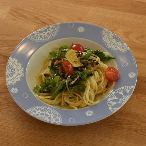 Spagetti med squash, sitron, gresskarkjerner og mozzarella Ingredienser 250 g Cherrytomater 1 Mozzarella 1 Chili (rød) 1 fedd Hvitløk ½ Lime (skall & saft) 1 pk Ruccula 1 dl Gresskarkjerner 1 squash 1 ss Olivenolje 1 ts Salt ½ ts Pepper 1 ts Flaksalt 400 g Spagetti