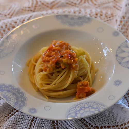 Spagetti med tomatsaus, paprika, purre og ost Ingredienser: 1 ss Olje 1 ss Smør ½ Løk (liten) 1 Gulrot (liten) 1 stilk Stangselleri ¼ Purre 2 fedd Hvitløk ¼ Chili (rød, uten frø) 6 Tomat (flodde) 3 dl Grønsakskraft (buljong) ¼ Purreløk ½ Paprika 1 ss Persille (hakket) 1 ts Paprikapulver ¼ ts Sukker 100 g Hvitost (revet) 300-400 g Spagetti Salt, pepper Basilikum (hakket)