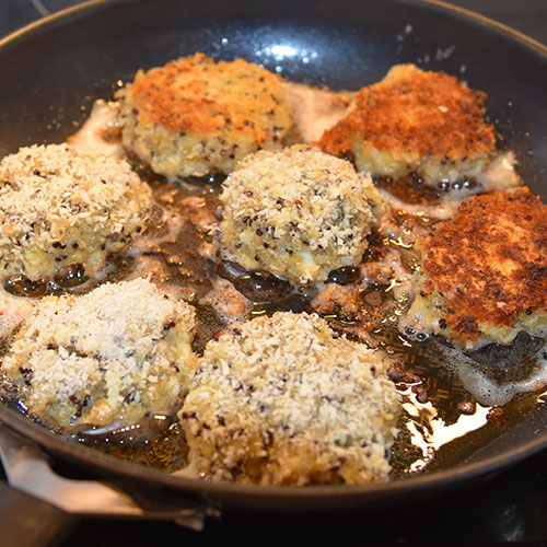 Vegetarburger (Quinoabuger): Ingredienser 1 ½ dl Quinoa 1 Løk 1 ss Olje (raps) 3 Egg 1 dl Strøbrød 2 dl Hvitost (revet) ½ ts Salt ¼ ts Pepper Olje