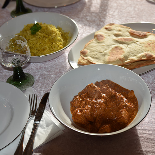 Kylling Tikka Masala Ingredienser: Ca. 750 g Kyllingfilet (i terninger) ½ Lime (saft) Kylling Tikka Masala Marinade (Tikka): 1½ dl Yoghurt 2-3 cm Ingefær (revet) 2 fedd Hvitløk 1 ts Paprikapulver Bittelitt Kajennepepper 3 ts Koriander (malt) ½ ts Salt 4 ss Lime (saft) Sausen (Masala) 3 ss Olje (nøytral) 2 Løk (skivet) 3 cm Ingefær (revet) 2 fedd Hvitløk (pressede) 6 Kardemommekapsler (grønne) 2 ts Garam masala 2 ts Koriander (malt) 1 ts Paprikapulver Bittelitt Kajennepepper 3 dl Fløte (eller halvparten melk) 2 ss Tomatpuré 4 ss Vann ½ ts Sukker ½ ts Salt