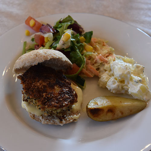 Vegetarburger (Quinoabuger): Ingredienser 1 ½ dl Quinoa 1 Løk 1 ss Olje (raps) 3 Egg 1 dl Strøbrød 2 dl Hvitost (revet) ½ ts Salt ¼ ts Pepper Olje