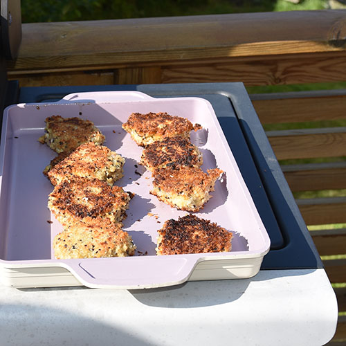 Vegetarburger (Quinoabuger): Ingredienser 1 ½ dl Quinoa 1 Løk 1 ss Olje (raps) 3 Egg 1 dl Strøbrød 2 dl Hvitost (revet) ½ ts Salt ¼ ts Pepper Olje