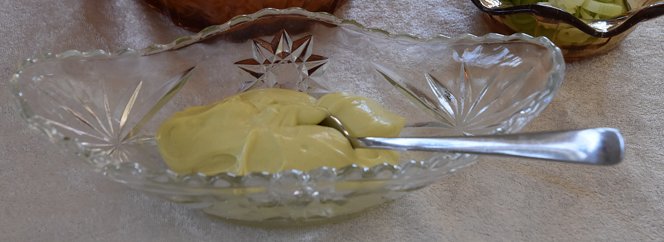 Wasabimajones  Ingredienser: 1 	Egg  2 ts	Wasabi 1 ts 	Sennep  1 ts 	Salt  1 ts 	Sukker  1 ts 	Sitronsaft (presset) 2 dl 	Rapsolje  0,2 dl 	Olivenolje    	Eventuelt smak til med pepper og mer salt 