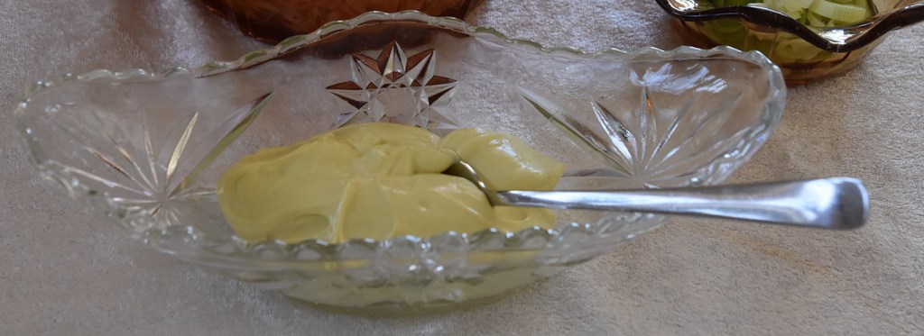 Wasabimajones Ingredienser: 1 Egg 2 ts Wasabi 1 ts Sennep 1 ts Salt 1 ts Sukker 1 ts Sitronsaft (presset) 2 dl Rapsolje 0,2 dl Olivenolje Eventuelt smak til med pepper og mer salt