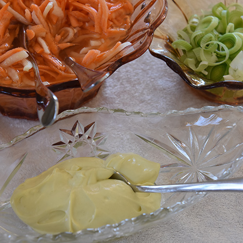 Wasabimajones Ingredienser: 1 Egg 2 ts Wasabi 1 ts Sennep 1 ts Salt 1 ts Sukker 1 ts Sitronsaft (presset) 2 dl Rapsolje 0,2 dl Olivenolje Eventuelt smak til med pepper og mer salt