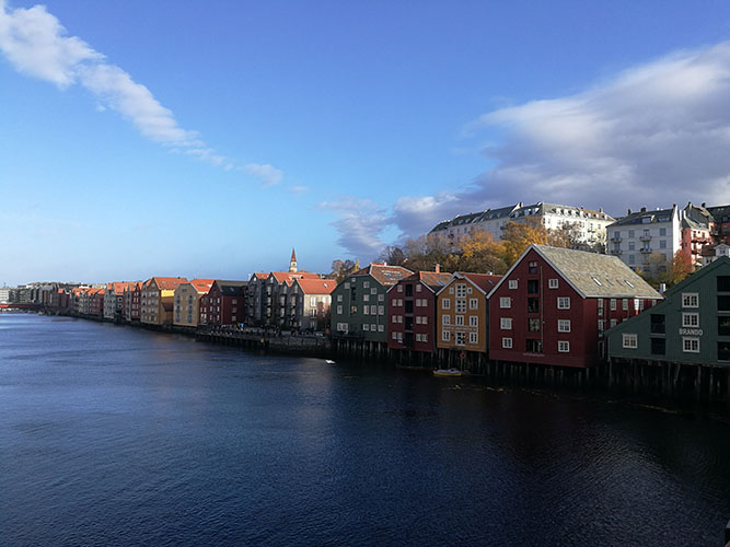 20191022 - første tur med den nye sykkelen min  Bryggerekken sett fra gamle bybro, Trondheim, Norway
