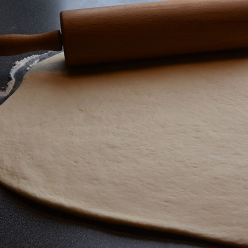 Bladkrans etter oppskrift fra Baker Brun Ingredienser 6 dl Melk 150 g Smør 1 pk Gjær 1 kg Hvetemel 1½ dl Sukker 1 Egg