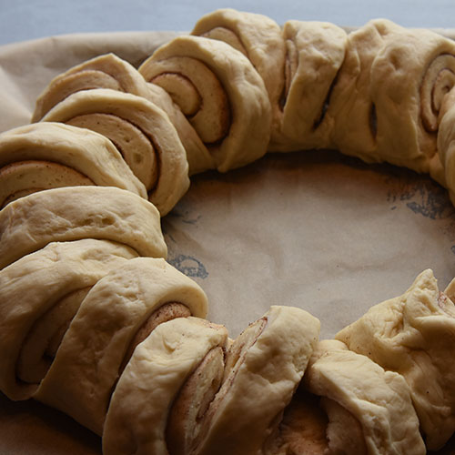 Bladkrans etter oppskrift fra Baker Brun Ingredienser 6 dl Melk 150 g Smør 1 pk Gjær 1 kg Hvetemel 1½ dl Sukker 1 Egg