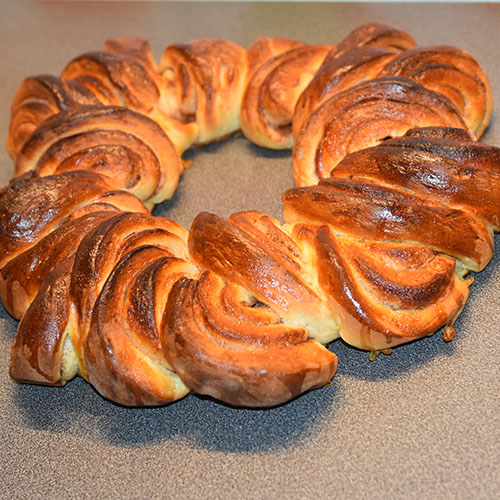 Bladkrans etter oppskrift fra Baker Brun Ingredienser 6 dl Melk 150 g Smør 1 pk Gjær 1 kg Hvetemel 1½ dl Sukker 1 Egg