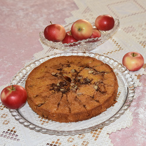 Eplekake etter oppskrift fra Baker Brun Ingredienser: 200 g Sukker 200 g Smør (smeltet) 4 Egg 110 g Hvetemel 1½ ts Bakepulver 3 Epler (i biter) 1 ½ ts Kanel (malt) 2 ss Sukker 60 g Hakkete mandler