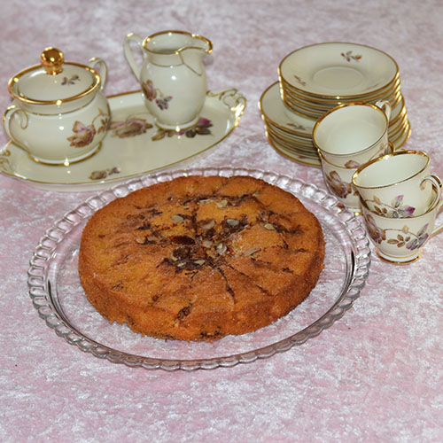 Eplekake etter oppskrift fra Baker Brun Ingredienser: 200 g Sukker 200 g Smør (smeltet) 4 Egg 110 g Hvetemel 1½ ts Bakepulver 3 Epler (i biter) 1 ½ ts Kanel (malt) 2 ss Sukker 60 g Hakkete mandler