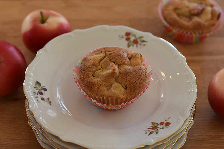 Eplemuffins etter oppskrift fra Baker Brun (2018)«Våre beste oppskrifter. 125 år med tradisjonsbakst» (side 95) Ingredienser 100 g Smør 2 Epler 1 ts Kanel (malt) 2 Egg 1 ½ dl Sukker 1 ½ dl Hvetemel 1 dl Havremel 1 ts Bakepulver Muffinsformer