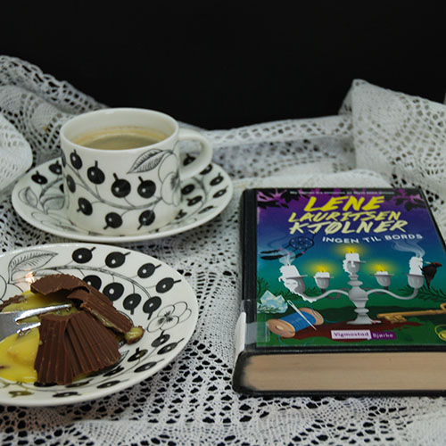 Kjølner, Lena Lauritsen (2017) «Ingen til bords» Vigmostad & Bjørke, og Suksessmakroner etter oppskrift fra Baker Brun Ingredienser: Topping: 200 g Kokesjokolade 15 Muffinsformer Suksesskrem: 1 dl Kremfløte 125 g Sukker 4 Eggeplommer 1 Vaniljestang (2 ts vaniljesukker) 150 g Smør (ekte) Mandelbunn: 500 g Mandler 500 g Sukker 7 Eggehviter