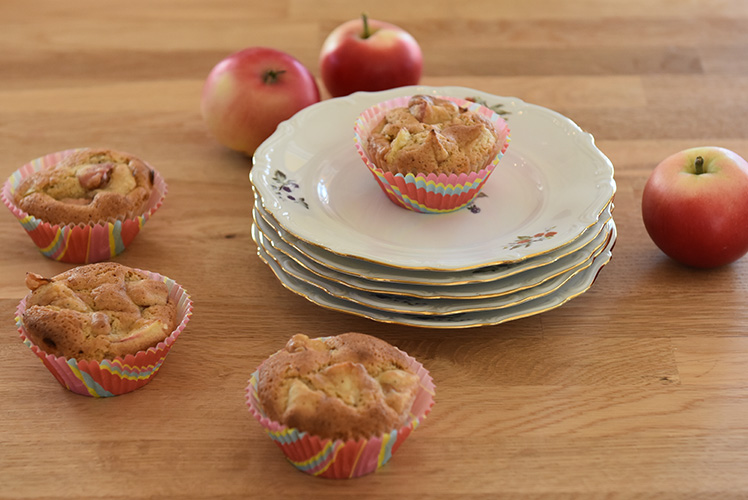 Eplemuffins etter oppskrift fra Baker Brun (2018)«Våre beste oppskrifter. 125 år med tradisjonsbakst» (side 95) Ingredienser 100 g Smør 2 Epler 1 ts Kanel (malt) 2 Egg 1 ½ dl Sukker 1 ½ dl Hvetemel 1 dl Havremel 1 ts Bakepulver Muffinsformer